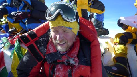 Andy Holzer auf dem Gipfel des Mount Everest 2017. Reif im Bart und am Rand der Mütze. Skibrille auf der Stirn.